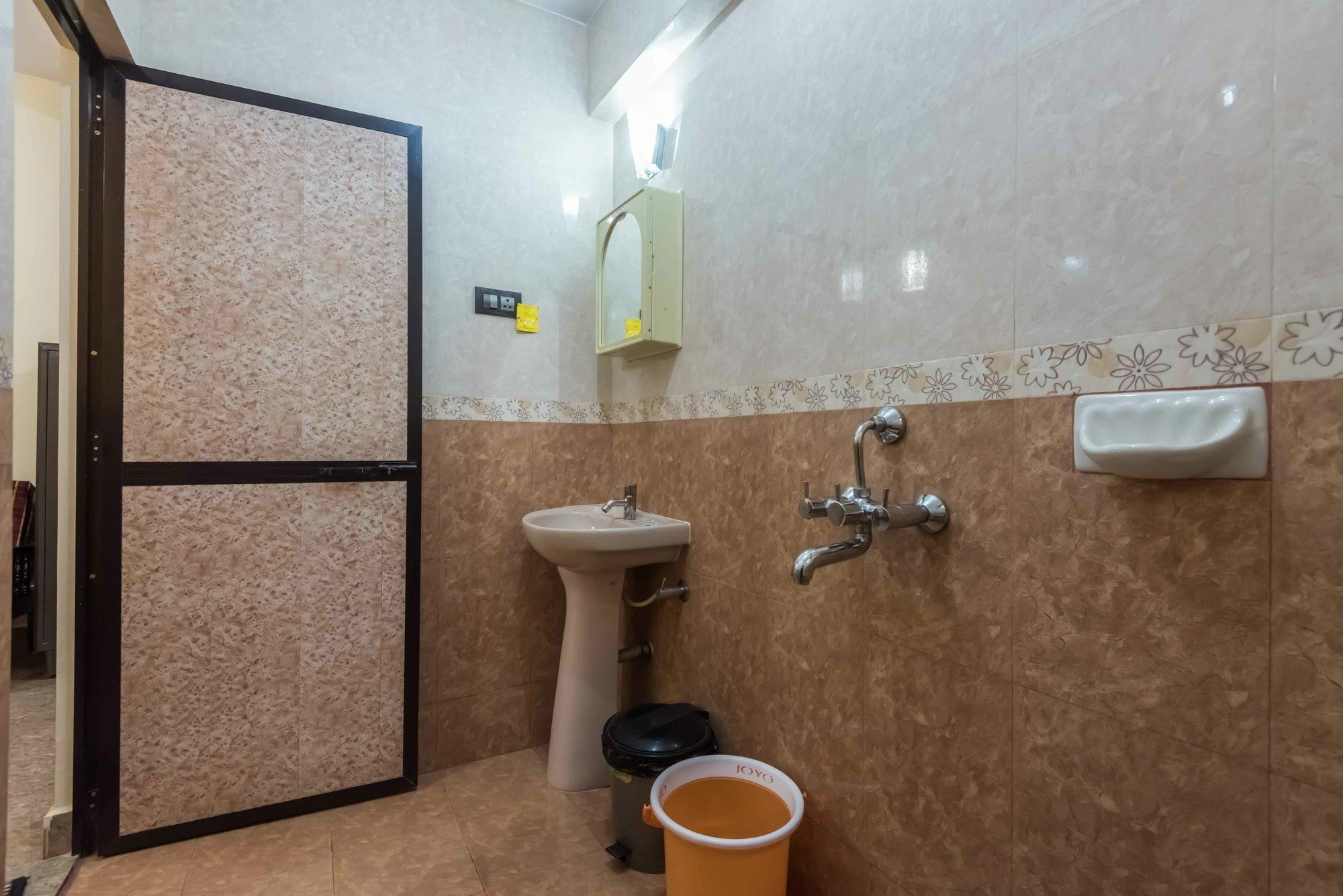 Hotel Oyo Stayout Near Cohiba Club Candolim